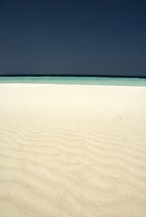 Fototapeta na wymiar Sand fale na plaży