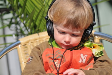kleinkind mit Kopfhörer
