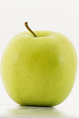 ein grüner apfel auf weißem hintergrund