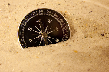 Kompass im Sand