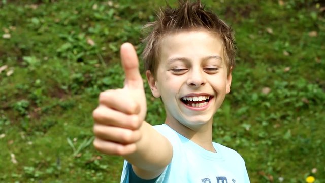 Kind mit Daumen hoch