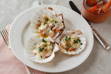 Antipasto di gamberetti e capesante