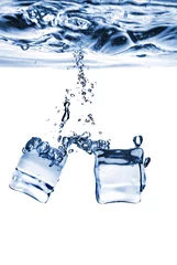 Muurstickers ijsblokjes vallen in water met bubbels geïsoleerd op wit © artjazz