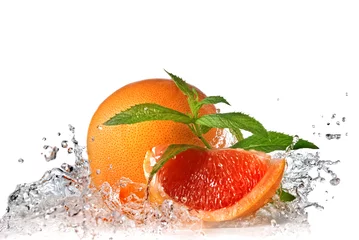 Poster Waterplons op grapefruit met munt die op wit wordt geïsoleerd © artjazz