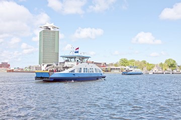 Obraz premium Promy na IJ w Amsterdamie w Holandii