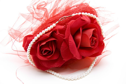 Perlenkette auf Rosenstrau&szlig;