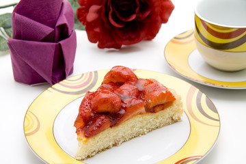 Erdbeerkuchen und Kaffeetasse