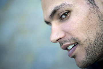 Beau jeune homme séduisant © Redzen