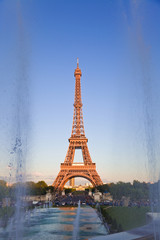 Obraz premium Eiffel tower behind Trocadero fountains, under last rays of sun
