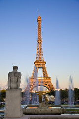 Fototapeta na wymiar Wieża Eiffla o zachodzie słońca, za fontanny Trocadero i rze¼by