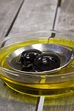 Olivenöl mit schwarzer Olive