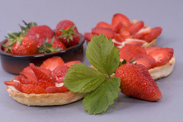 tartelettes aux fraises sur fond gris