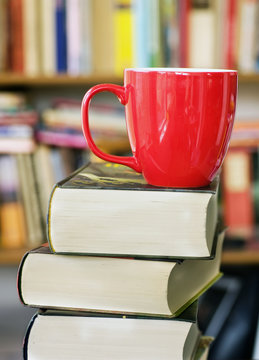 B&uuml;cherstapel mit Tasse