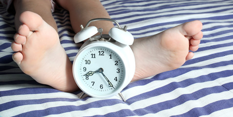 sveglia e piedi bambina sul letto