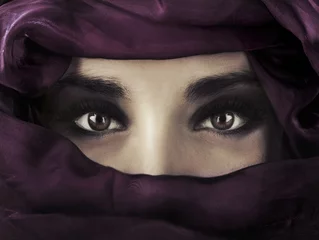 Foto op Plexiglas Artist KB Een jonge vrouw uit het Midden-Oosten die een paarse hoofdbedekking draagt.