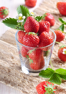 frische erdbeeren im glas