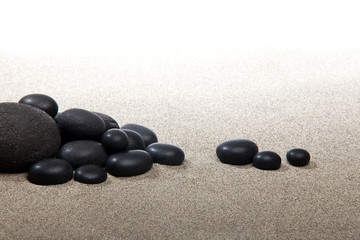Fototapeta na wymiar Ambiance zen - pierres noires et sable