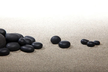 Fototapeta na wymiar Ambiance zen - pierres noires et sable