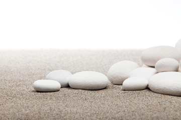Fototapeta na wymiar Zen atmosfera - białe kamienie i piasek