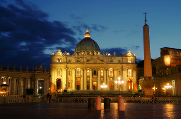 Fototapeta na wymiar Bazylika Świętego Piotra w wieczorem w Watykanie.
