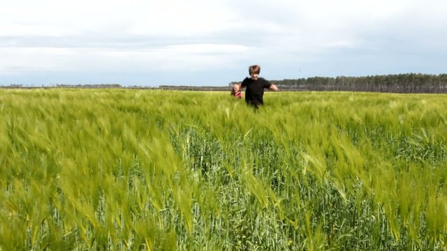 jouer dans un champ de blé