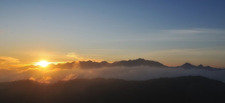 Amanece entre niebla