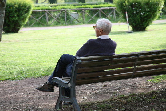 Nonno che si riposa
