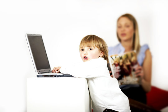 Junge am Computer