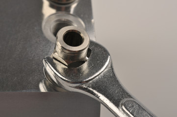 Anzeihen einer Verschraubung mit einem Schruabenschl&uuml;ssel