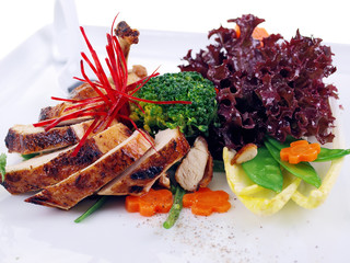 Gegrillte Perlhuhnbrust mit bunten Gemüsesalat freigestellt auf weißem Hintergrund