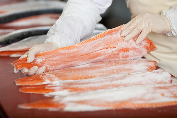 lachsfilets werden gesalzen