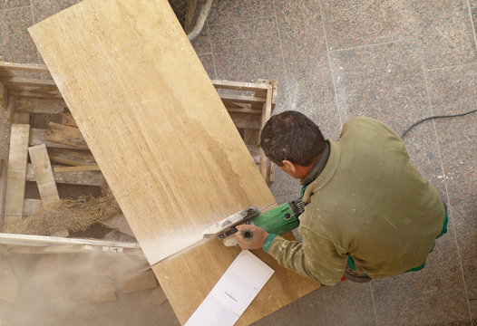 Scie circulaire &eacute;lectrique portative en action