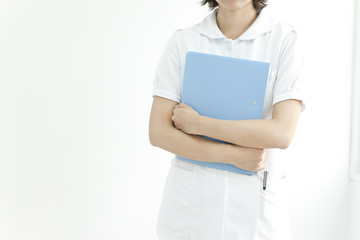 ファイルを持った看護士