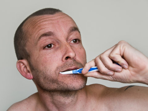 homme se brossant les dents