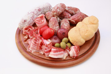 tagliere su sfondo bianco