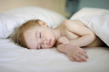 Obraz na płótnie Canvas Adorable toddler girl sleeping