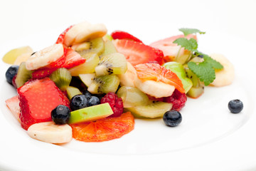 Bunte Obst auf weißem teller