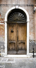 Fototapeta na wymiar Stare drzwi do różnych pojęć: przywracanie, roztwór, budowy