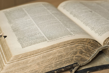 Obraz premium Ancient book volume in à library