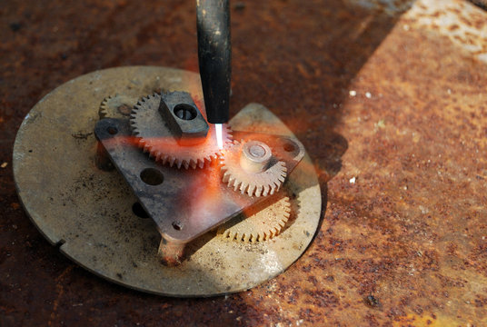 The mechanism with gears heat up a gas torch