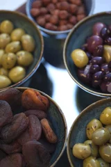 Zelfklevend Fotobehang Olives, fruits secs et apéritif au bistrot © Redzen