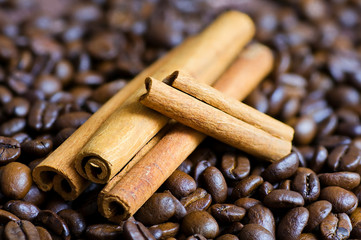 Kaffeebohnen und Zimtstangen