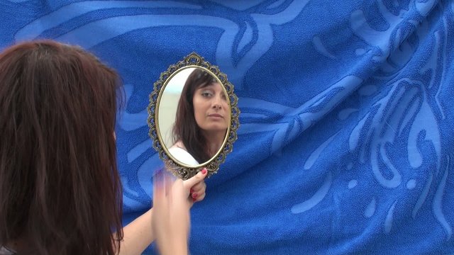 ragazza allo specchio