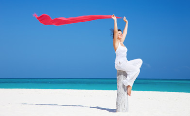 Obraz premium happy woman on the beach