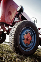 Alter roter Traktor
