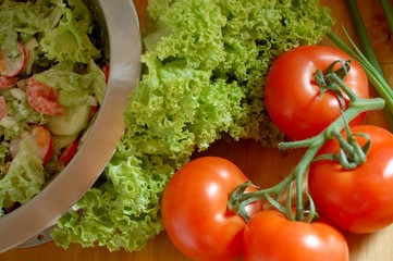 Salatschüssel mit Salat und Tomaten