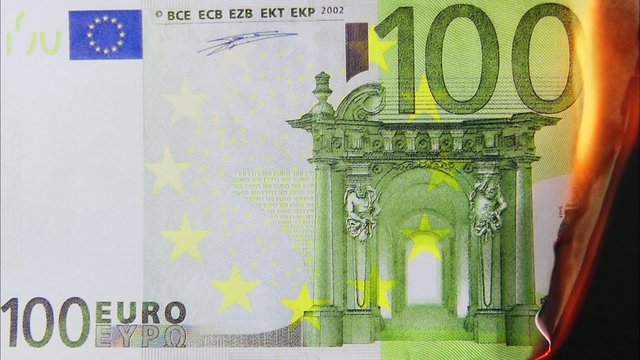 100 Euro Schein in Flammen