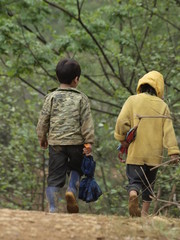 Niños Hmong en el bosque en Vietnam