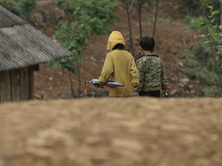 Niños en el bosque en Vietnam