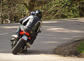 MOTARD EN COURBE